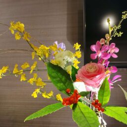 無機質なホテルの部屋に花を飾る
